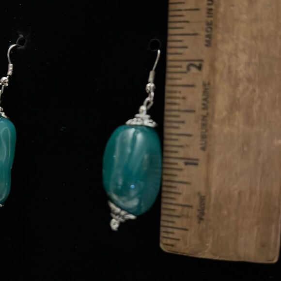 NWT green stone earrings with silver tone detail - Picture 3 of 3